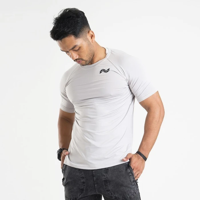 Neveres Light Performance Tee – Silver Translation missing: id.activerecord.decorators.item_part_image/alt