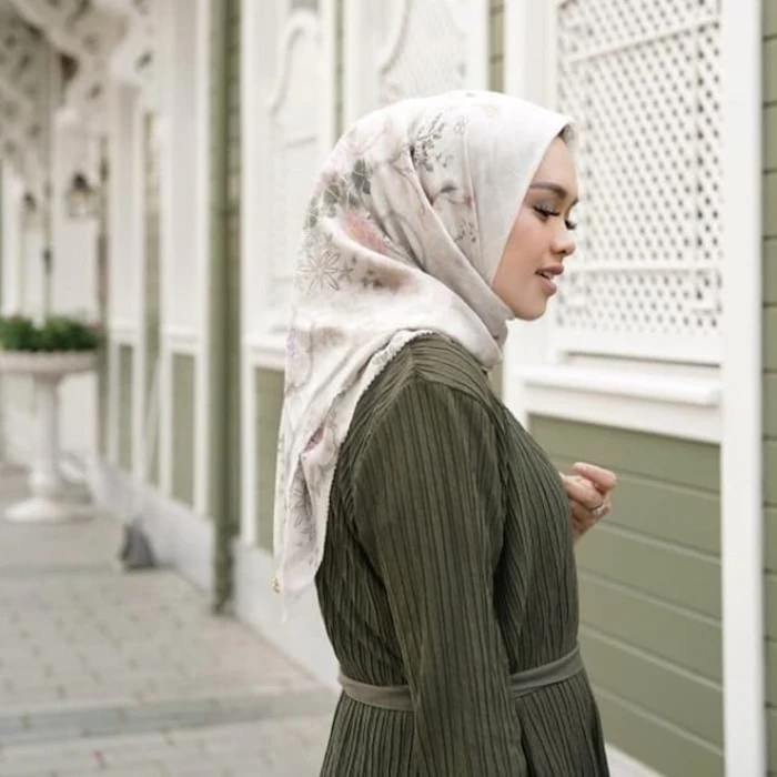 Buttonscarves Sofya Square Translation missing: id.activerecord.decorators.item_part_image/alt