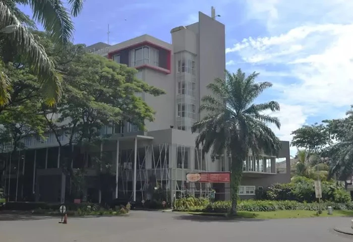 Grand Cakra Hotel Translation missing: id.activerecord.decorators.item_part_image/alt
