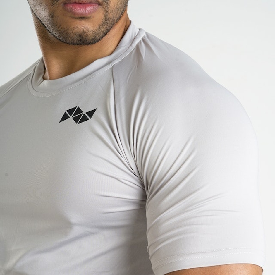 Neveres Light Performance Tee – Silver Translation missing: id.activerecord.decorators.item_part_image/alt