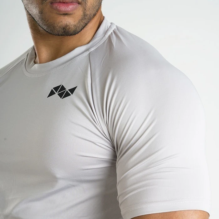 Neveres Light Performance Tee – Silver Translation missing: id.activerecord.decorators.item_part_image/alt