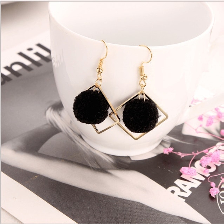 Anting Bola Bulu Translation missing: id.activerecord.decorators.item_part_image/alt