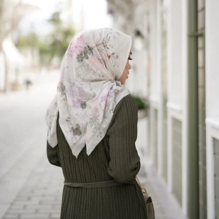 Buttonscarves Sofya Square Translation missing: id.activerecord.decorators.item_part_image/alt