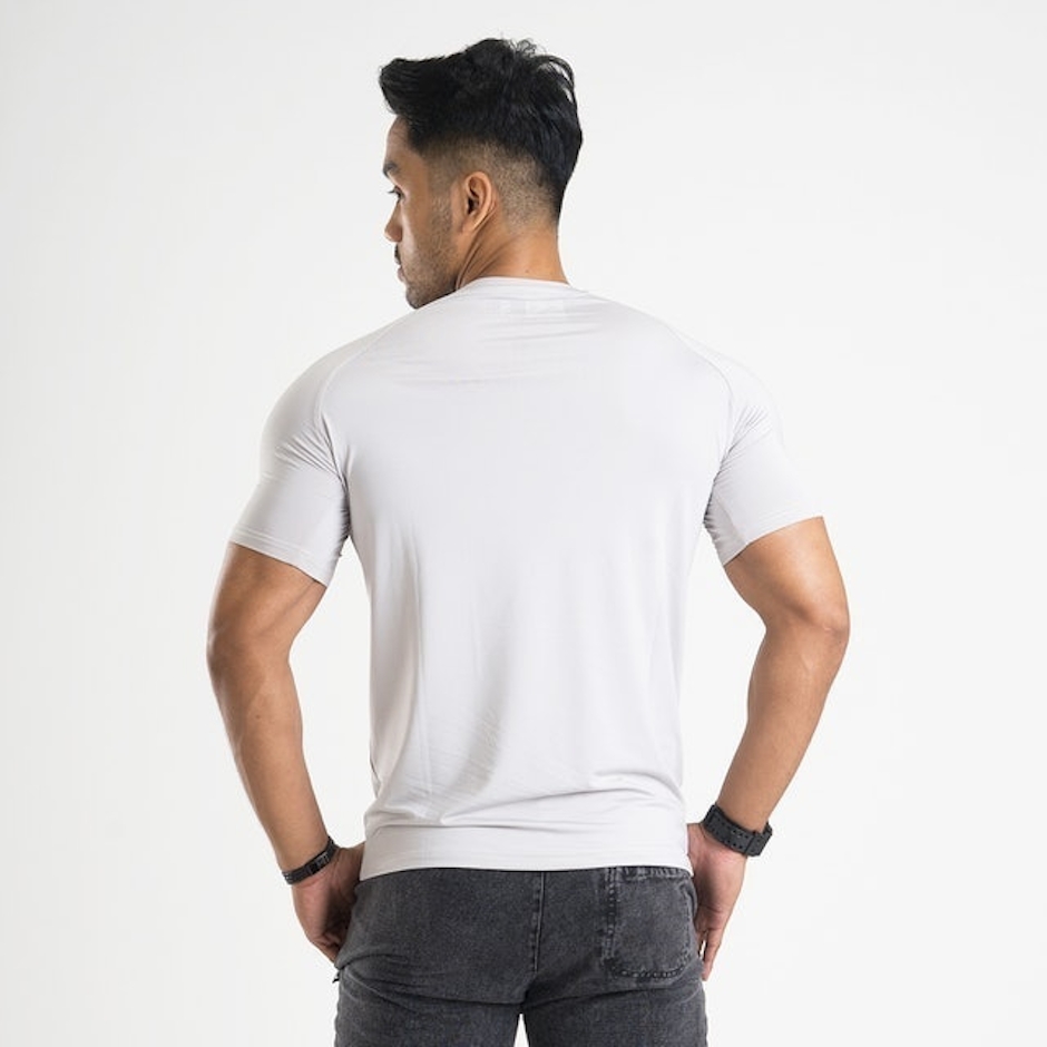 Neveres Light Performance Tee – Silver Translation missing: id.activerecord.decorators.item_part_image/alt