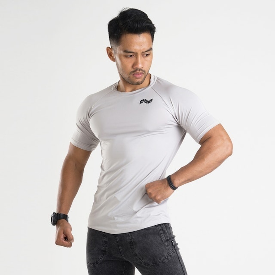 Neveres Light Performance Tee – Silver Translation missing: id.activerecord.decorators.item_part_image/alt