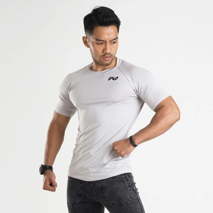 Neveres Light Performance Tee – Silver Translation missing: id.activerecord.decorators.item_part_image/alt