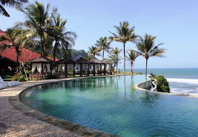 Queen of the South Resort 1