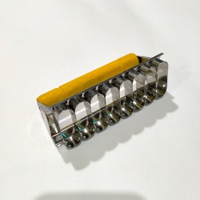 Cutter kue dengan gagang kayu