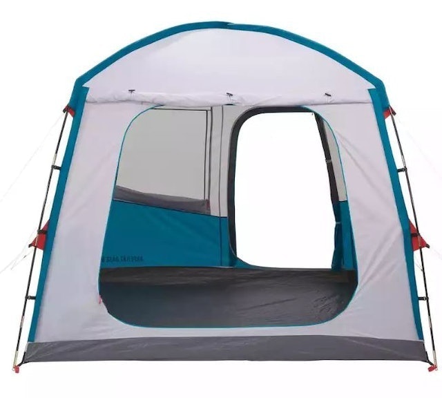 Quechua Pole-supported camping living area 2
