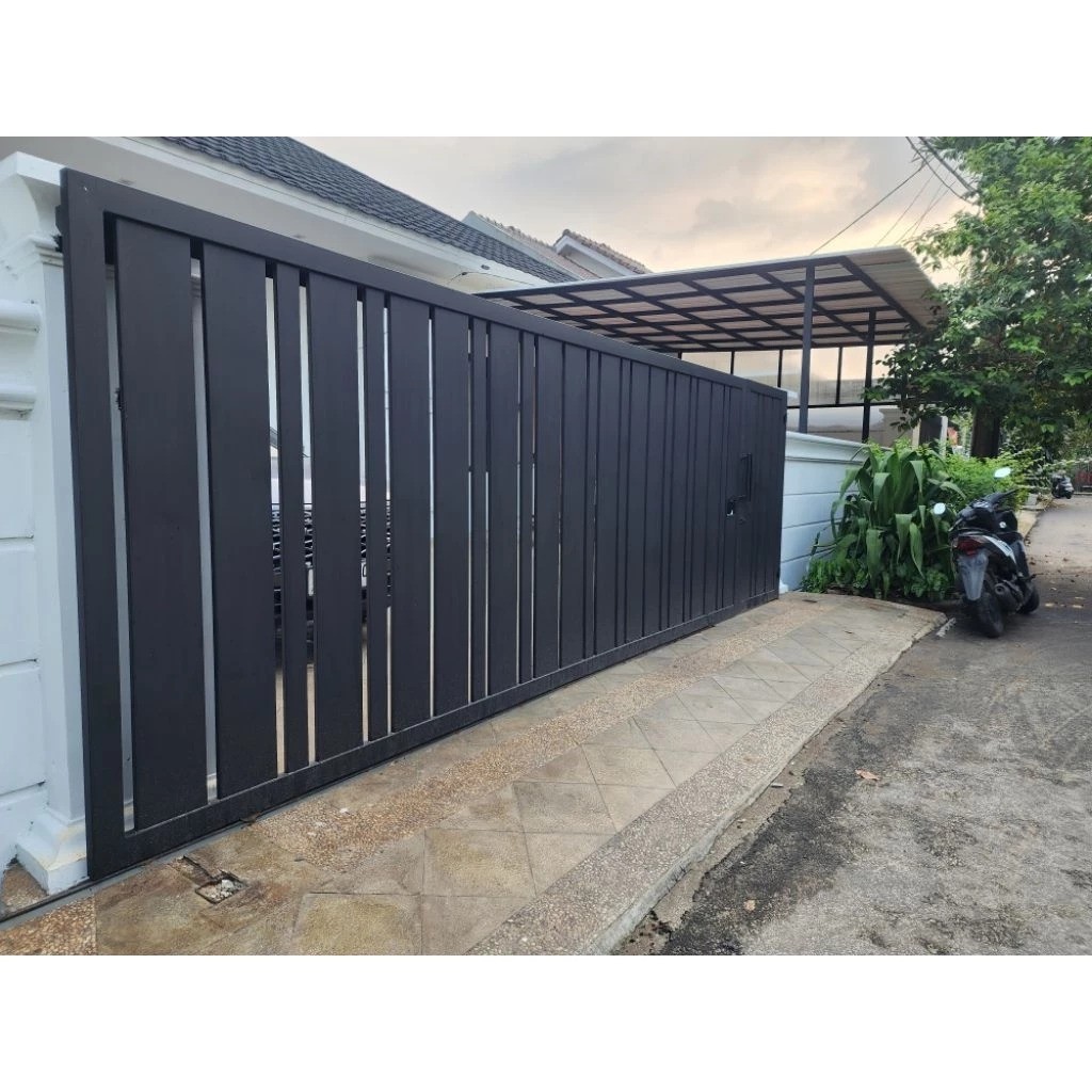 Pintu Garasi Ibu Chika Graha Raya 2