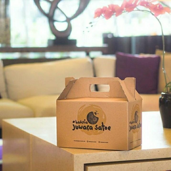 Pia Juwara Satoe  Bakpia Juwara Satoe Nastar Roll Coklat