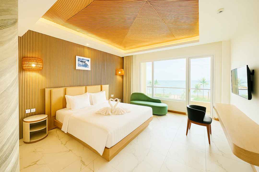 Queen Of The South Resort 5