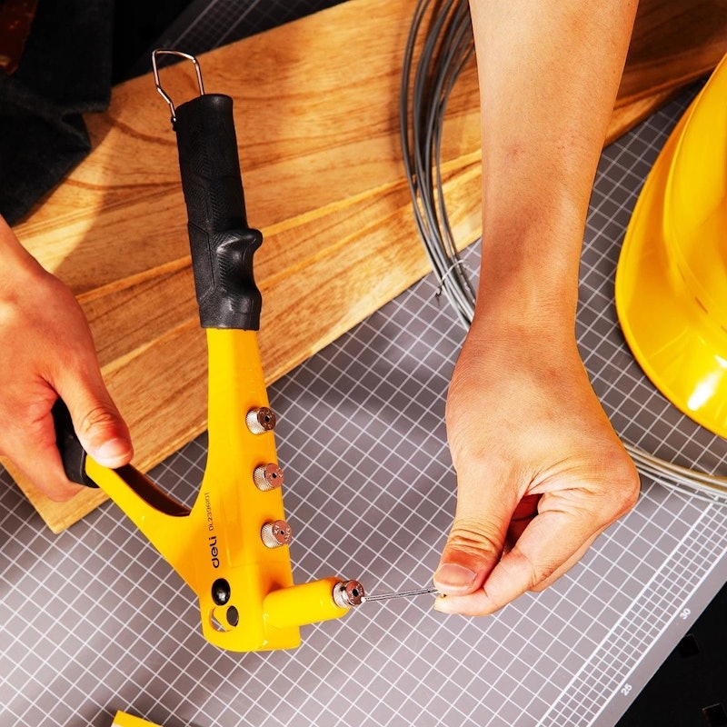 Deli Single-arm Riveter 4