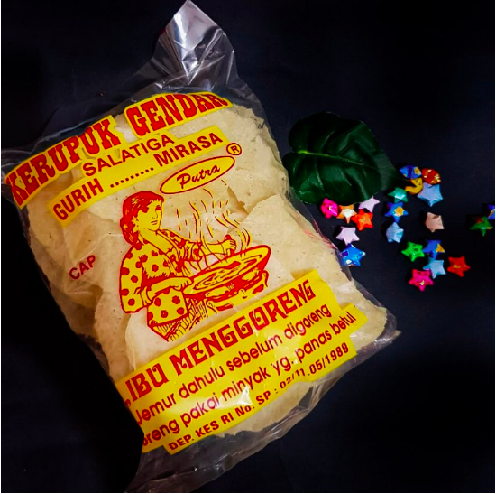  Ibu Menggoreng Kerupuk Gendar Salatiga