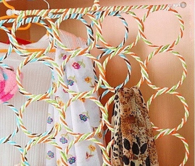 Hanger Jilbab dan Syal