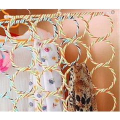 Hanger Jilbab dan Syal