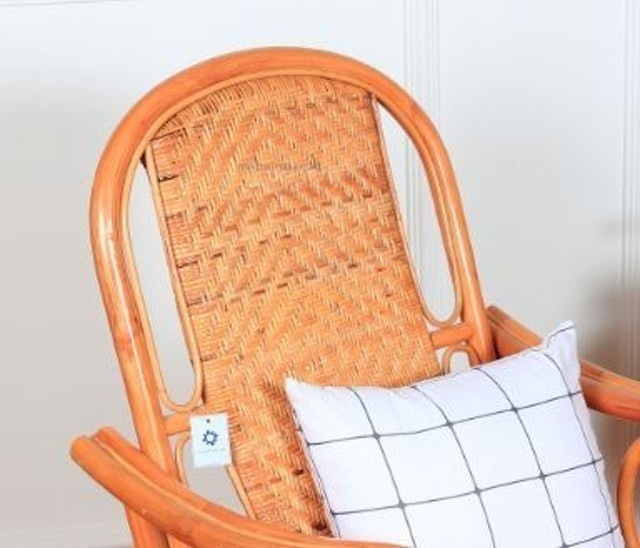  Kursi Goyang Rotan Alami