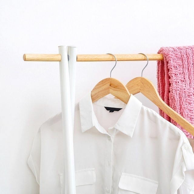 Informa Gantungan Pakaian Dengan Rak Kayu