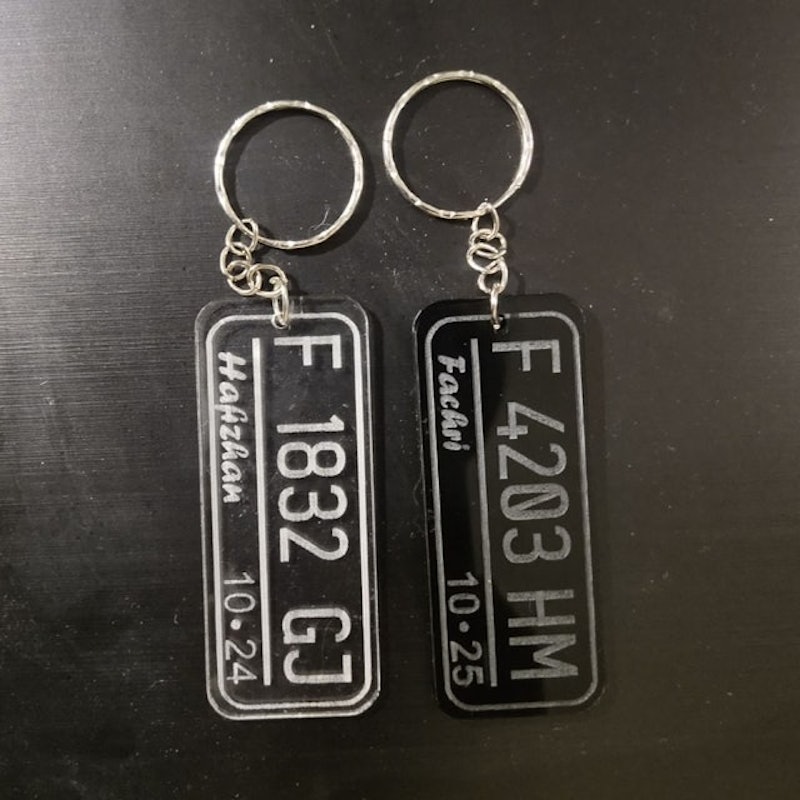 Gantungan kunci model plat nomer akrilik grafir