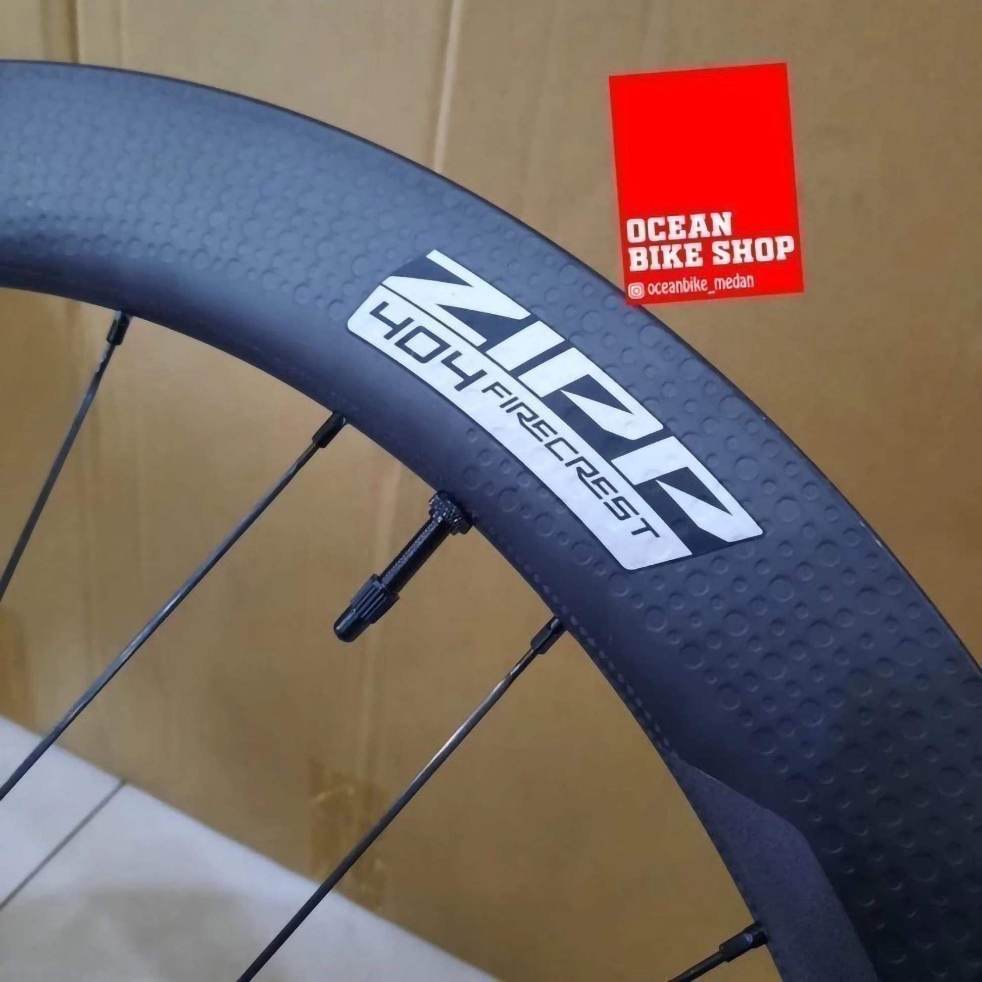 SRAM LLC Zipp Carbon 404 Firecrest Tubeless Disc Brake Centerlock Shimano Roadbike