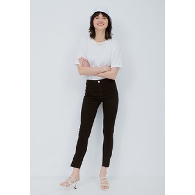 Darina Crop Jeans with Side Slit 2