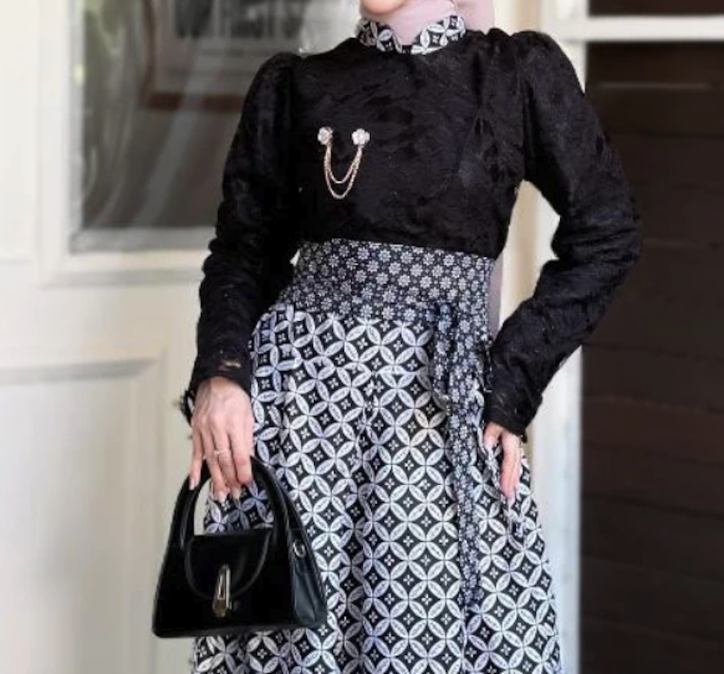 Queen Bee Fashion Dress Kebaya Janggan Brokat Kombinasi Batik 2