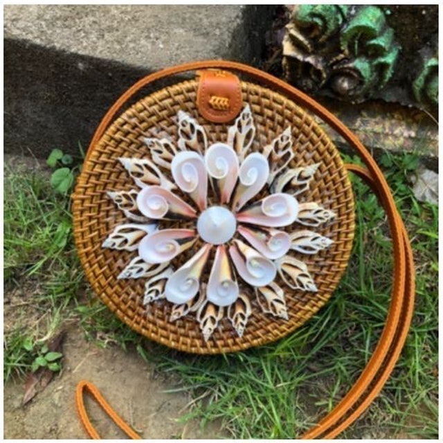 Tas Rotan Bulat Motif Kerang