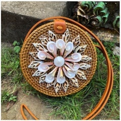 Tas Rotan Bulat Motif Kerang