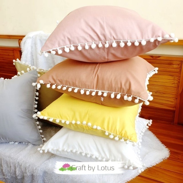  Sarung Bantal Sofa Pom-Pom