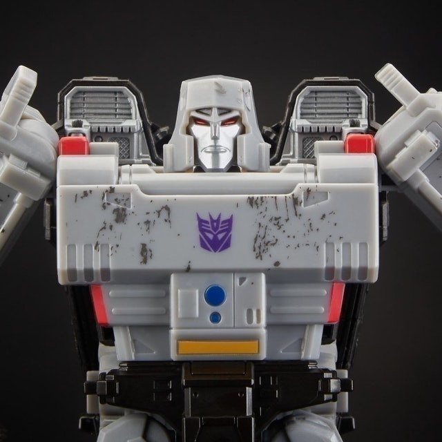 Transformers Generations War for Cybertron: Siege Voyager Class Megatron Action Figure 5