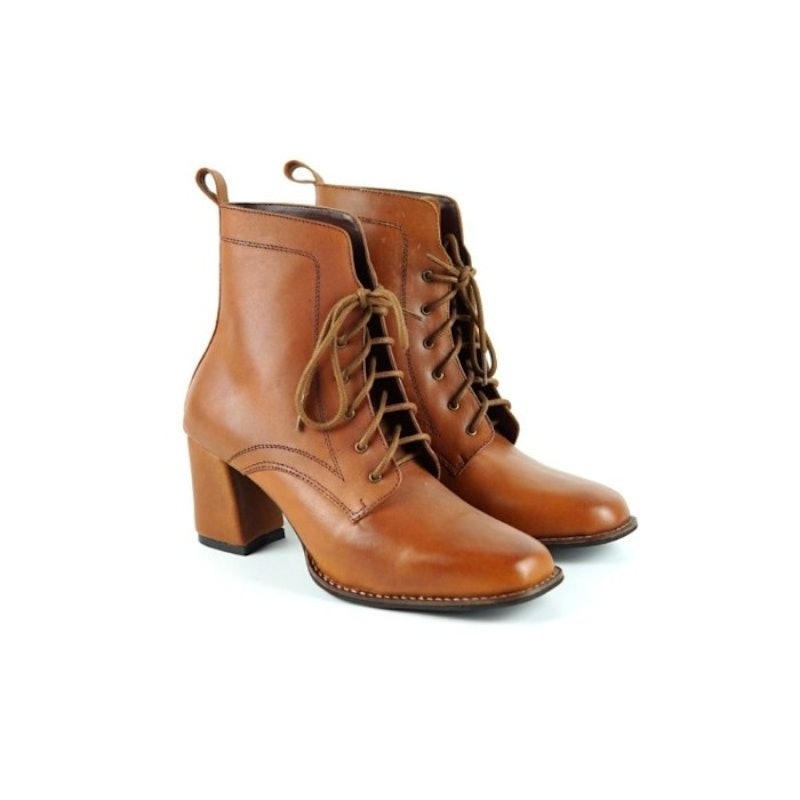 10 Rekomendasi Merk Sepatu Boots Wanita Terbaik [Ada yang Branded