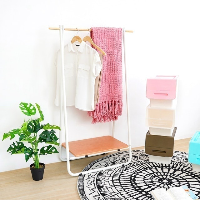 Informa Gantungan Pakaian Dengan Rak Kayu