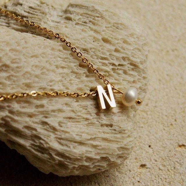 Nats Living Kalung Inisial dan Mutiara