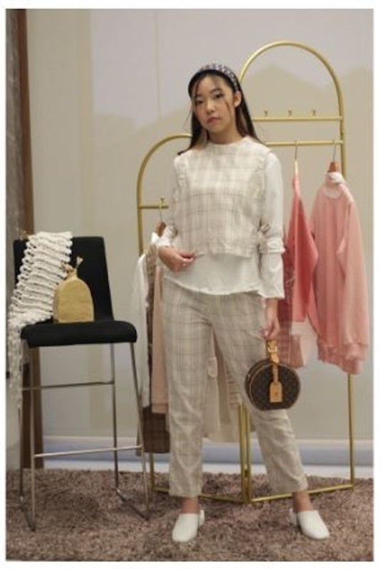 Set Atasan dan Celana Motif Kotak Cream 1