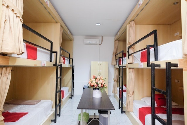 RedDoorz Hostel Near Lawang Sewu Semarang 1