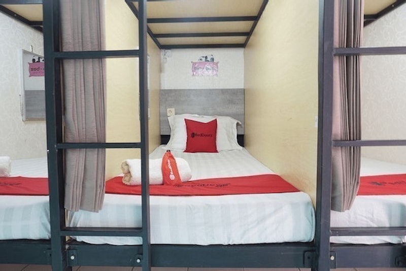RedDoorz Hostel @ Borobudur Street 4