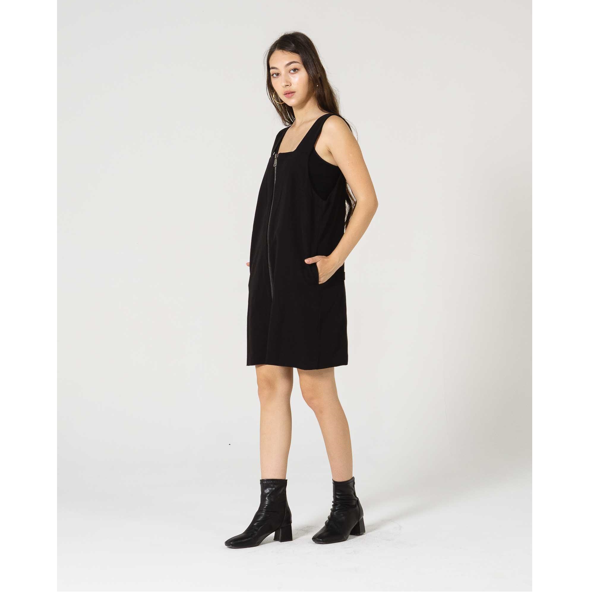 This is April This is April X Syifa Hadju Romper Wanita SH Min Jeong Pinafore Black 787201