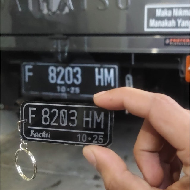 Gantungan kunci model plat nomer akrilik grafir 4