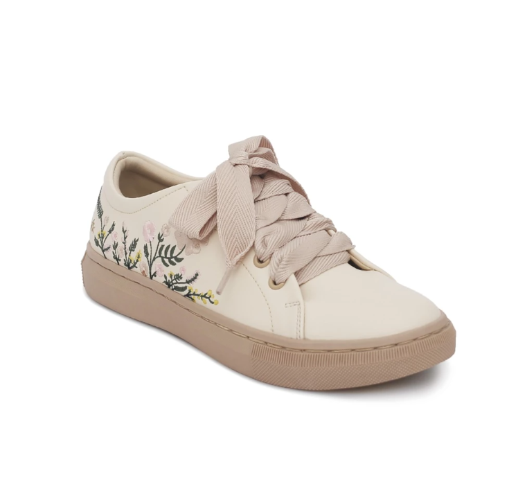 10 Rekomendasi Sepatu Sneakers (Kets) Wanita Terbaik [Model