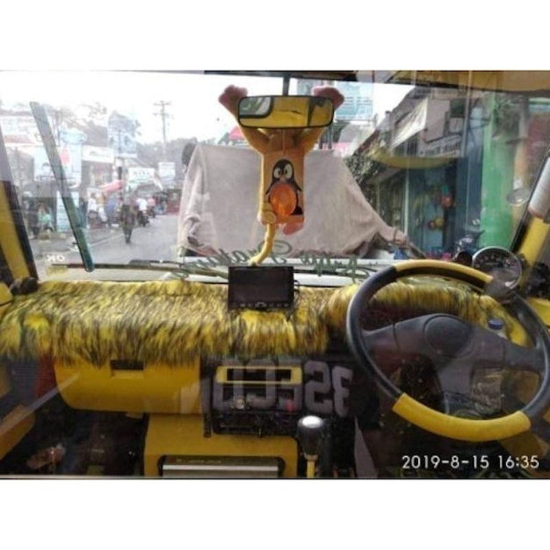 Alas Karpet Dashboard Mobil dengan Bulu dan Motif 3