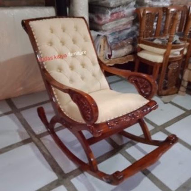 Kursi Goyang Jati dengan Pijakan Kaki