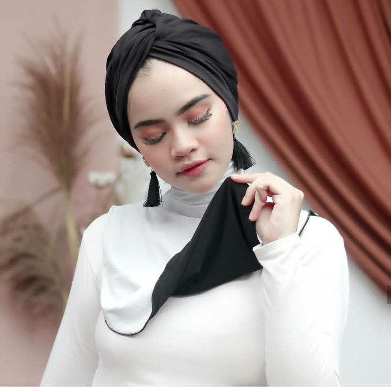 Winona Modest Carole Turtleneck Collar