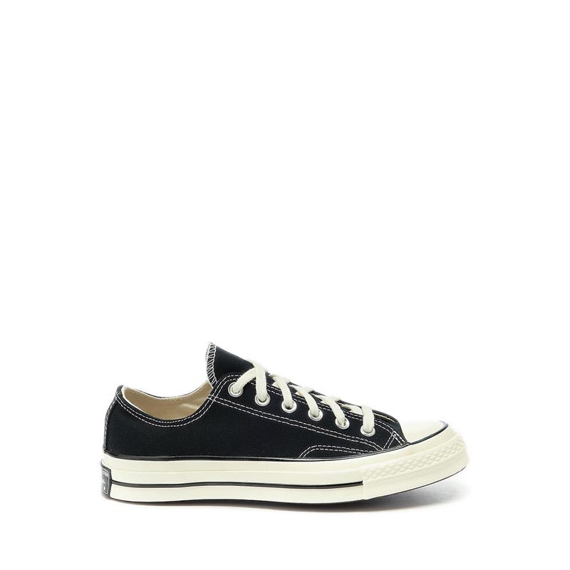 Model sales sepatu converse