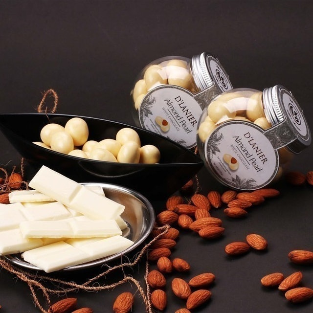 Win&Co Group D'Lanier Almond Pearl with White Chocolate