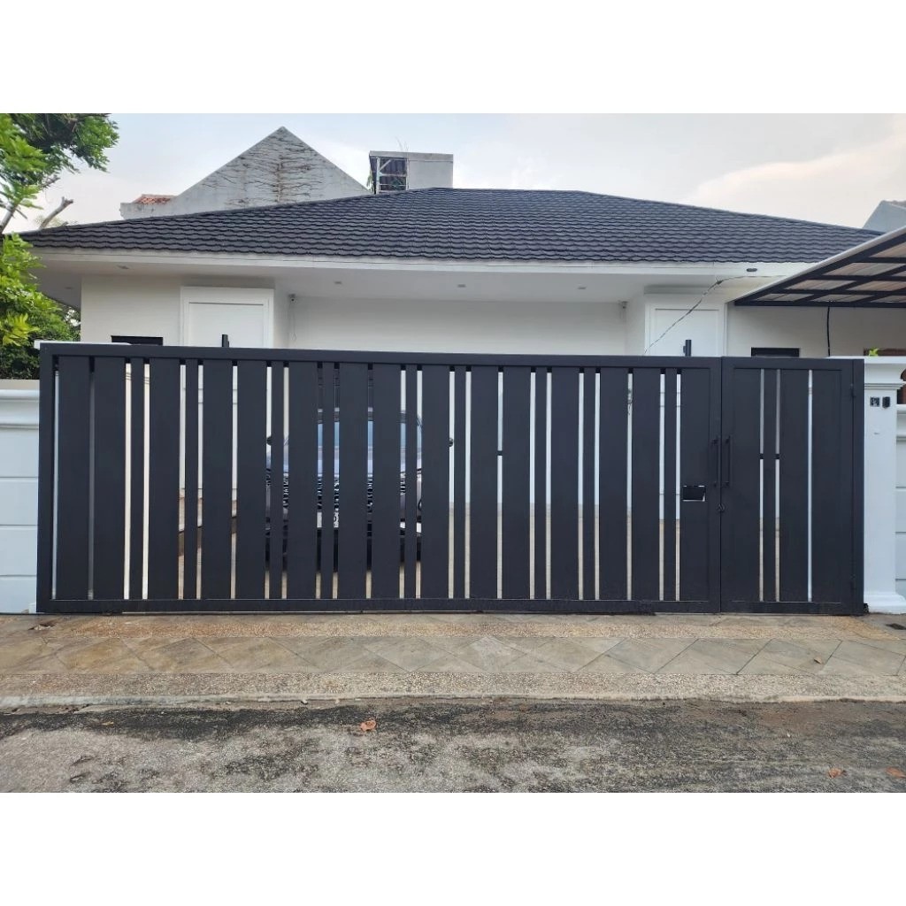 Pintu Garasi Ibu Chika Graha Raya 3