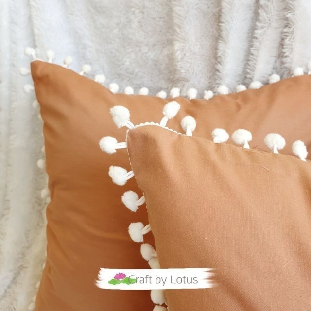  Sarung Bantal Sofa Pom-Pom