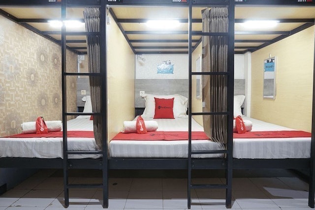 RedDoorz Hostel @ Borobudur Street 1