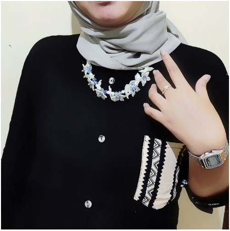 Vileo Handicraft Darlene Crystal Flowery Pearl Necklace