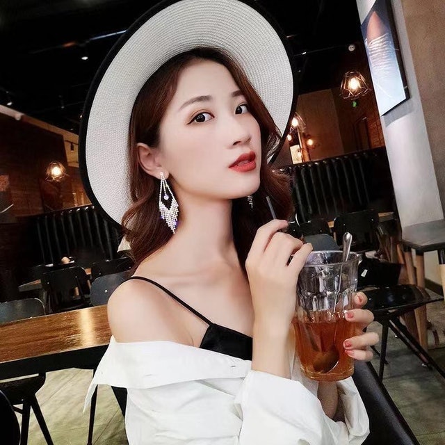 Lace Lips Chandelier Earrings