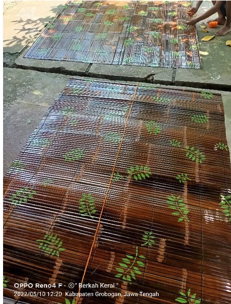  Tirai Bambu Wulung Motif Daun